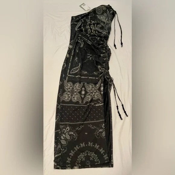 H&M Black and Gray bandana One-Shoulder Maxi Dress Cowboy Carter - Picture 2 of 7